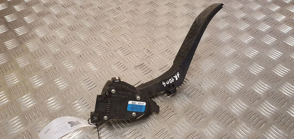 Accelerator throttle pedal – Volkswagen Touareg I (2002-2010)