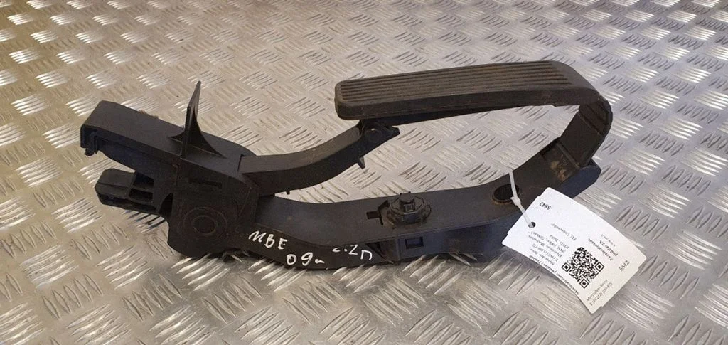 Accelerator throttle pedal – Mercedes-Benz E-Class W212 (2009-2016)