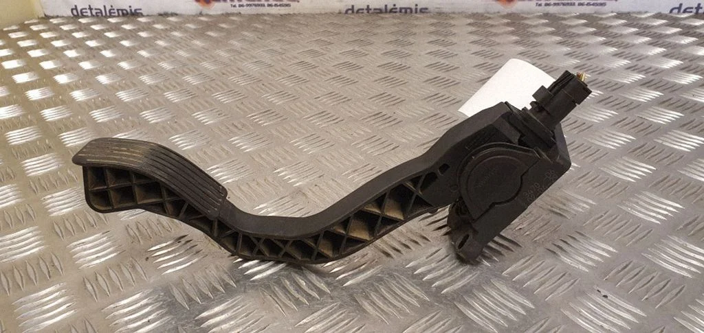 Accelerator throttle pedal