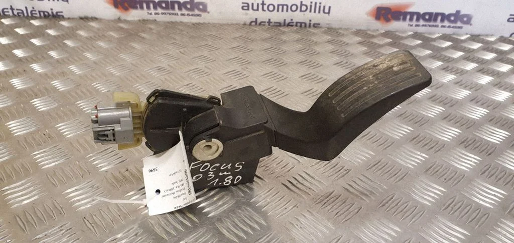 Akseleratora pedālis 2M519F836AC