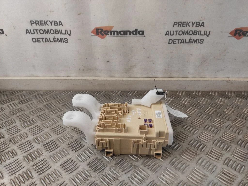 Fuse module – Toyota RAV 4 (XA40) (2012-2018)