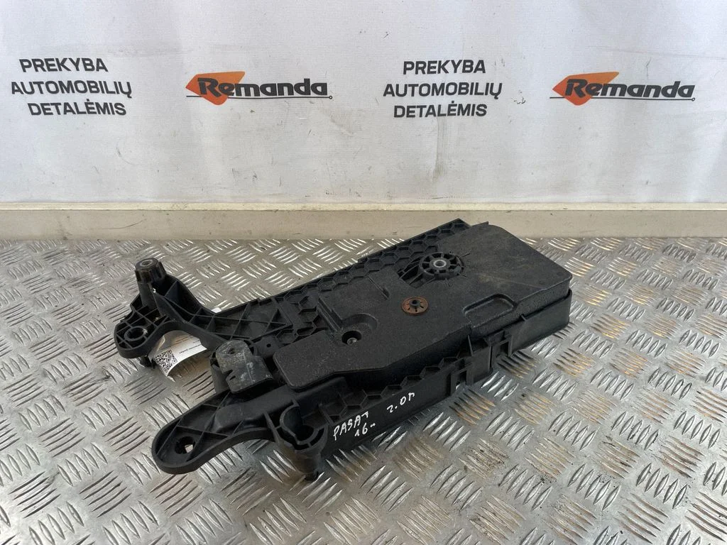 Battery tray – Volkswagen Passat B7 USA (2012-2019)