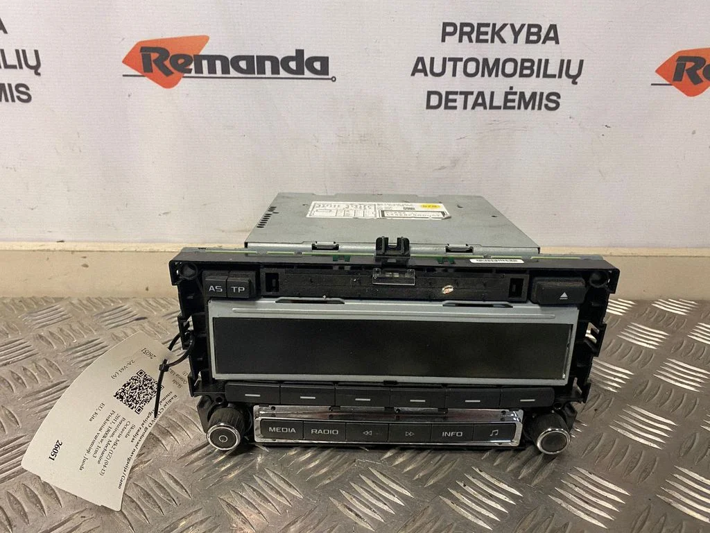 Radio/CD/DVD/GPS head unit – Skoda Octavia Mk2 (1Z) (2004-2013)
