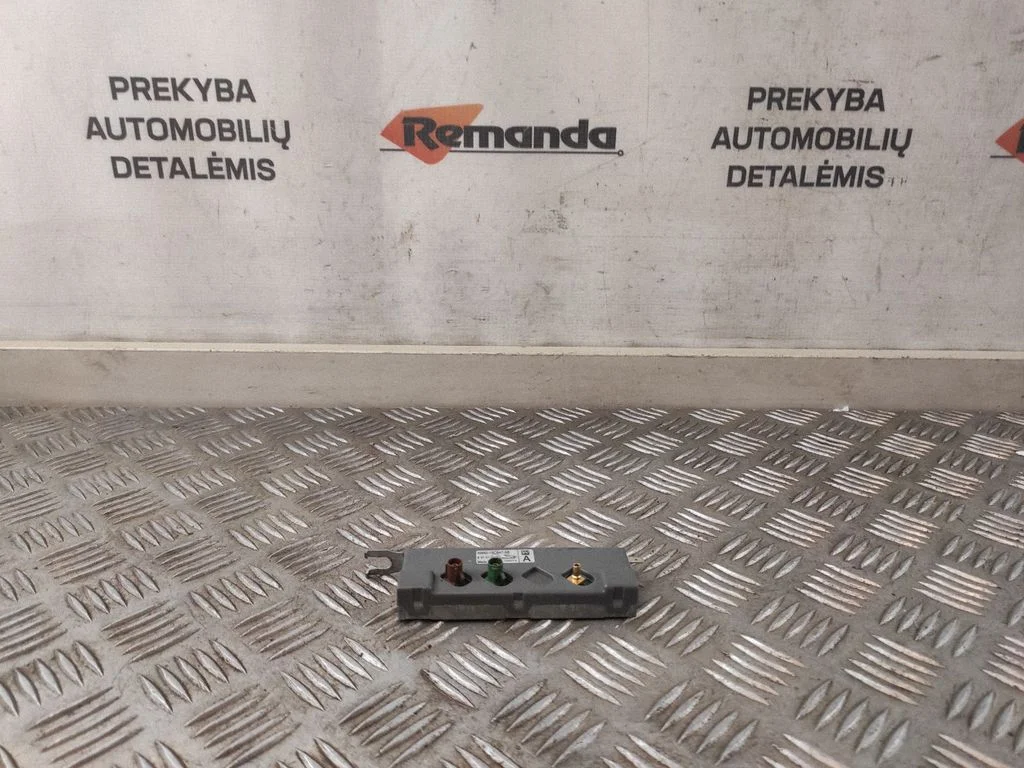 Aerial antenna amplifier – Jaguar XJ X351 (2009-2019)