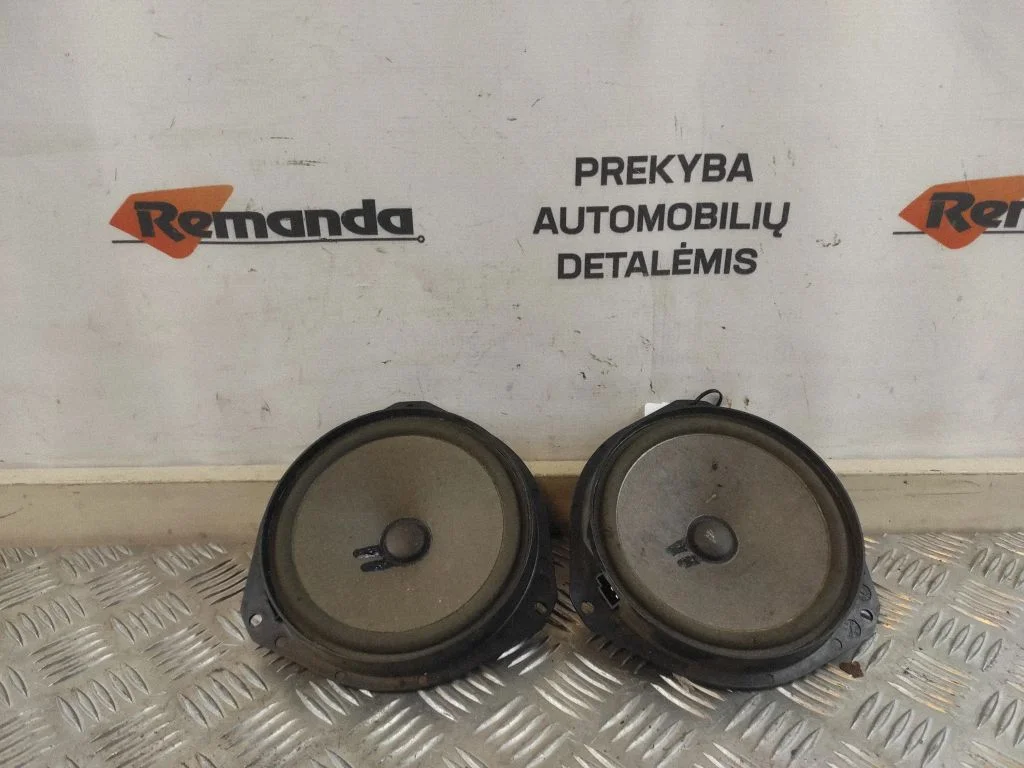 Garsiakalbis (-iai) priekinėse duryse