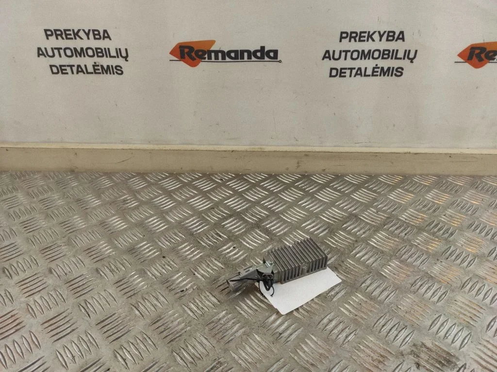 Garsiakalbis (-iai) priekinėse duryse