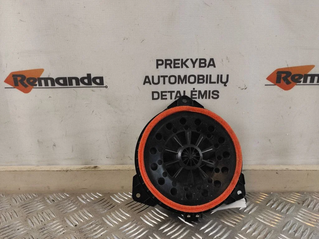 Skaļrunis (-ņi) aizmugurējās durvīs 861600R140