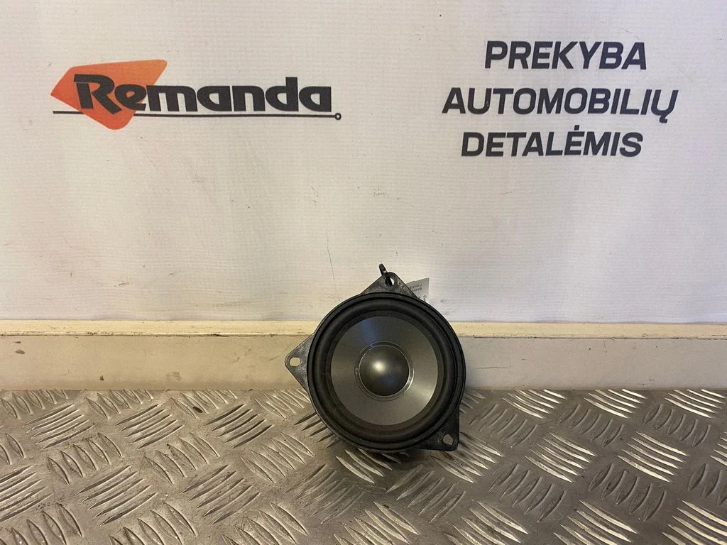 Skaļrunis (-ņi) aizmugurējās durvīs 65139144975