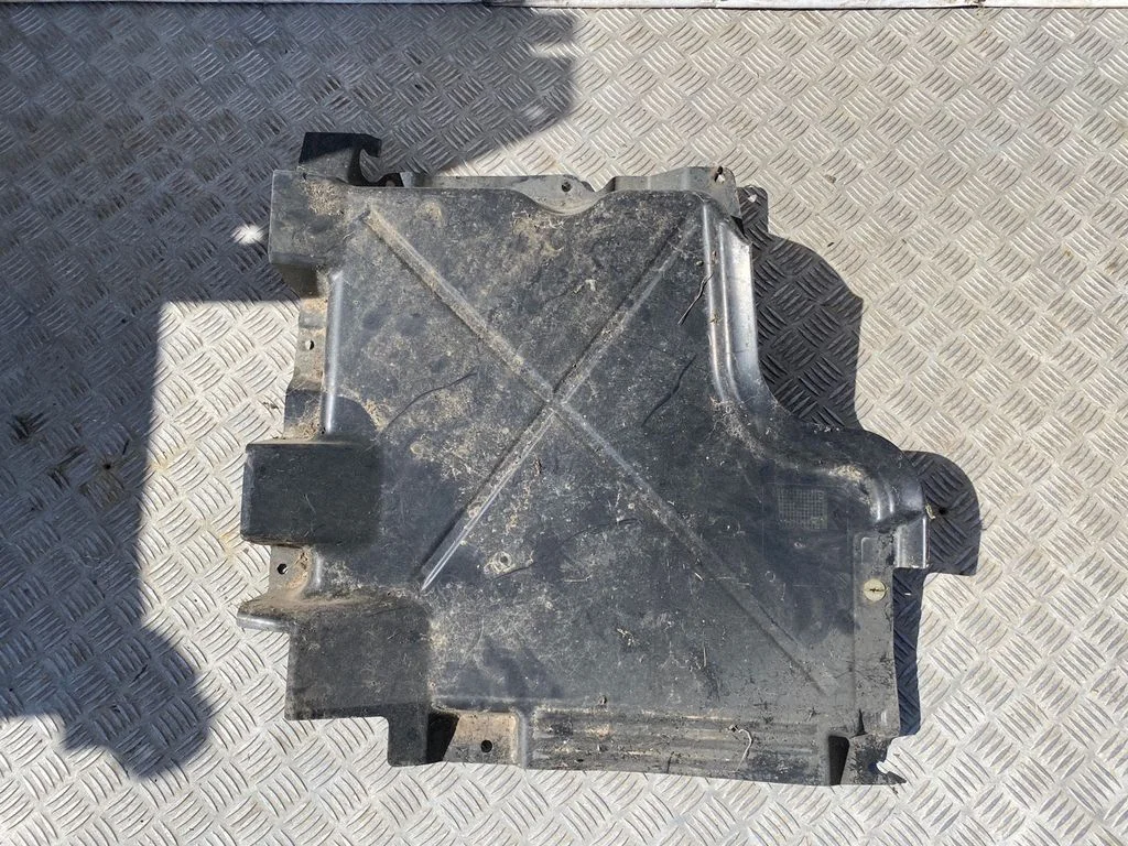 Aizmugurējās balstiekārtas apakšas aizsargs 7H3825211