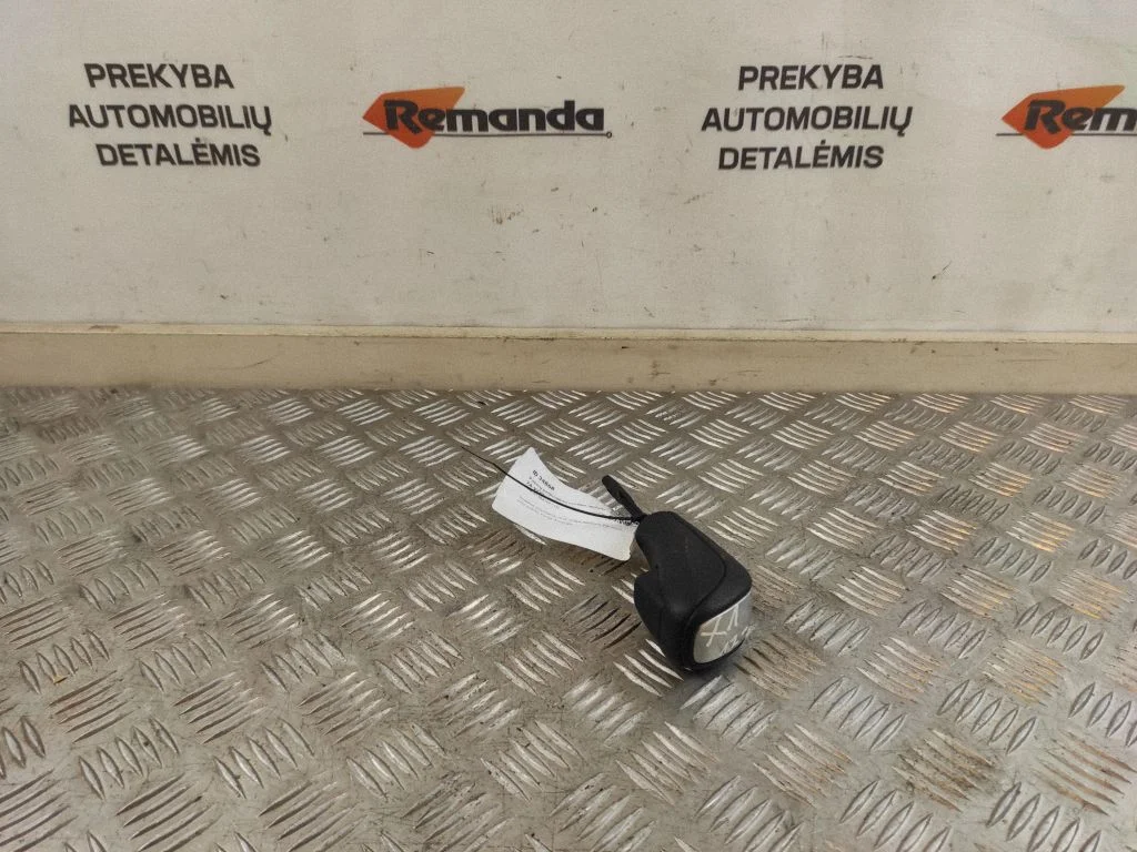 Pārnesumu pārslēga sviras apdare (āda, poga)