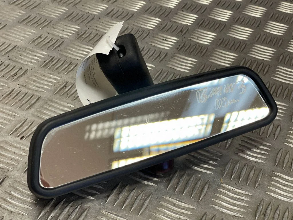 Rear view mirror (interior) E1010588