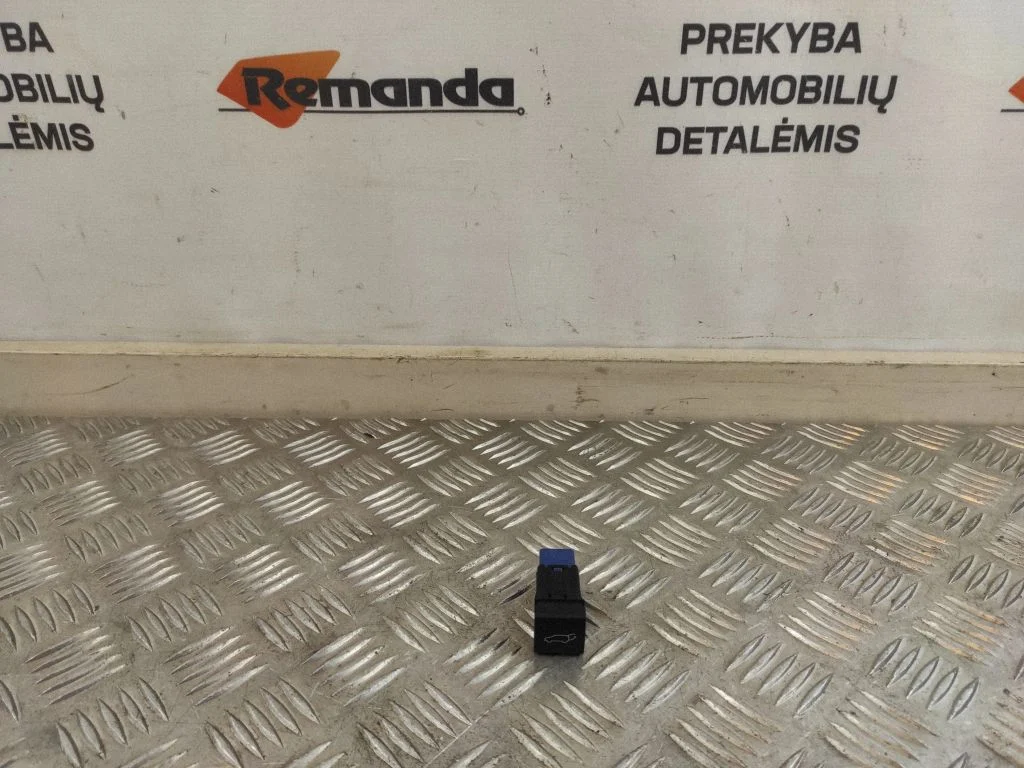 Pakiruumiluugi avamislüliti 6961H931
