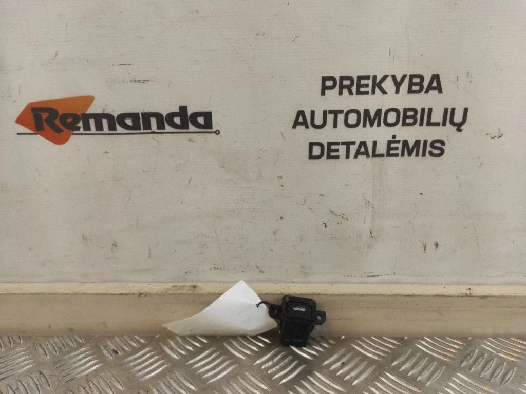 Pakiruumiluugi avamislüliti M08525