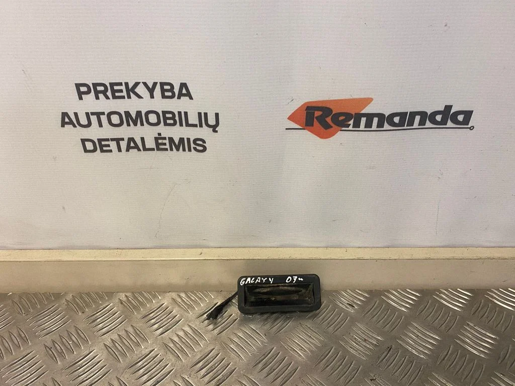 Bagāžnieka vāka atvēršanas slēdzis – aizmugurējā