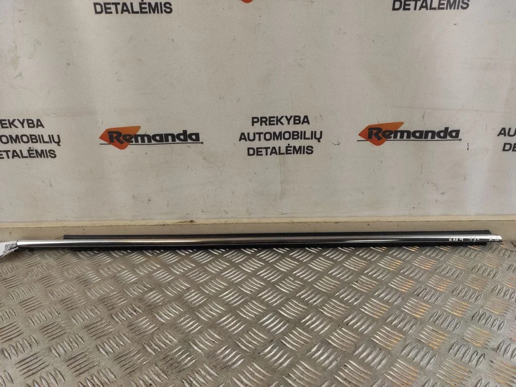 Priekinių durų stiklo apdaila