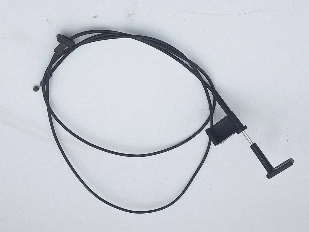 Troselis variklio dangčio spynos