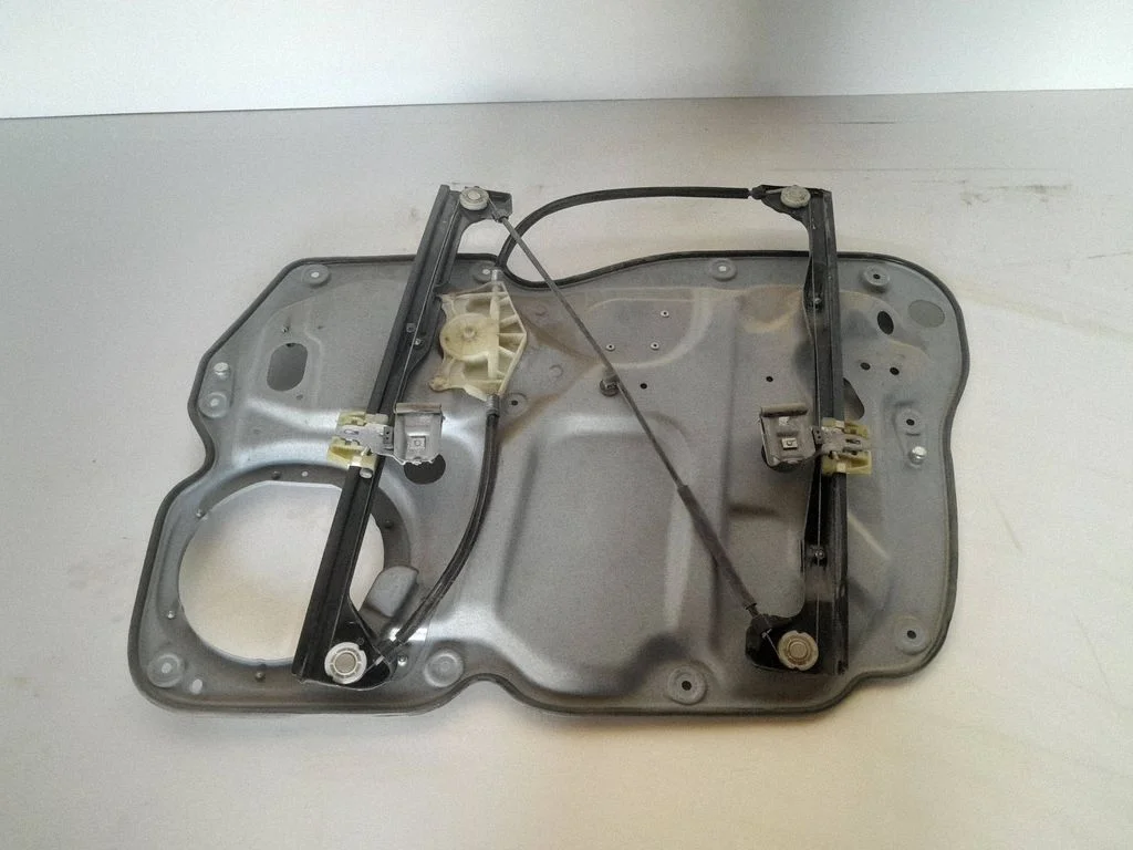 Mechaninis priekinio lango pakėlimo mechanizmas