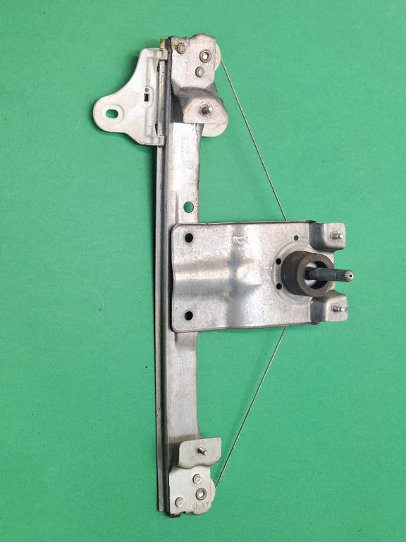 Mechaninis galinio lango pakėlimo mechanizmas