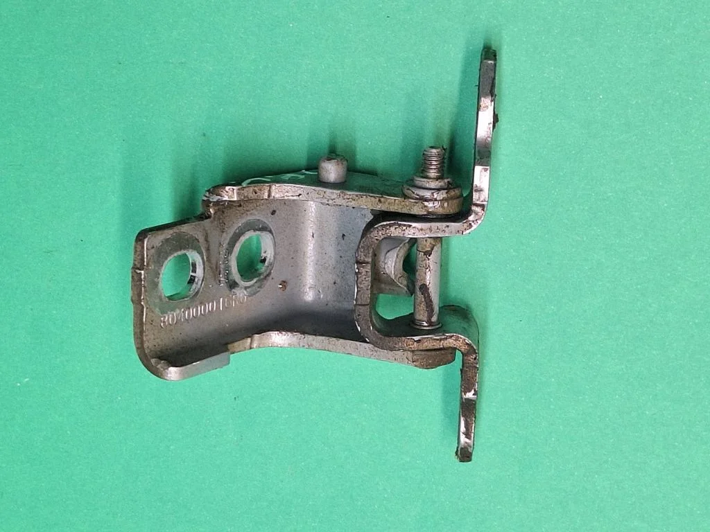 Front door upper hinge 804000016r0