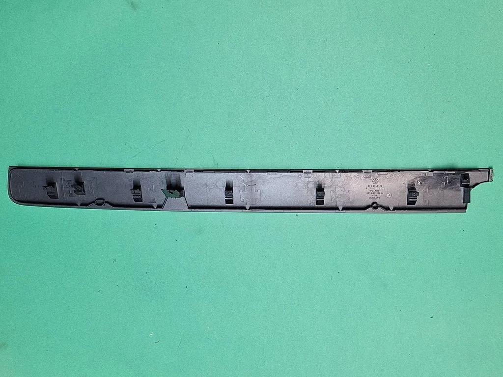 Dashboard glove box trim 3c1857212m