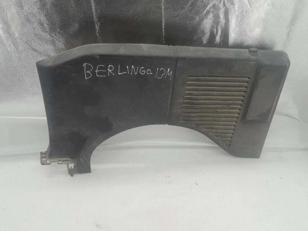 Kita bagažinės apdailos detalė