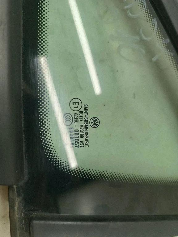 Trikampis stiklas kėbulo priekyje