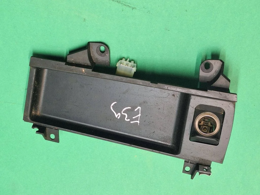 12 V lizdas (priekyje)