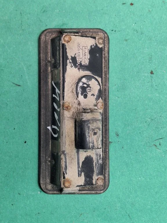 Tailgate opening switch – Ford Mondeo MK IV (2007-2014)
