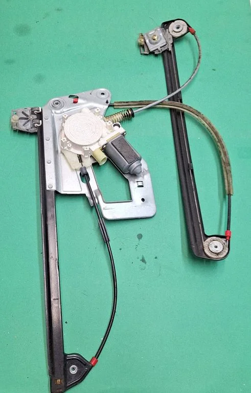 Priekinio el. lango pakėlimo mechanizmo komplektas