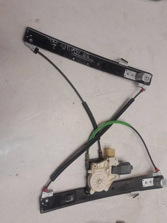 Priekinio el. lango pakėlimo mechanizmo komplektas
