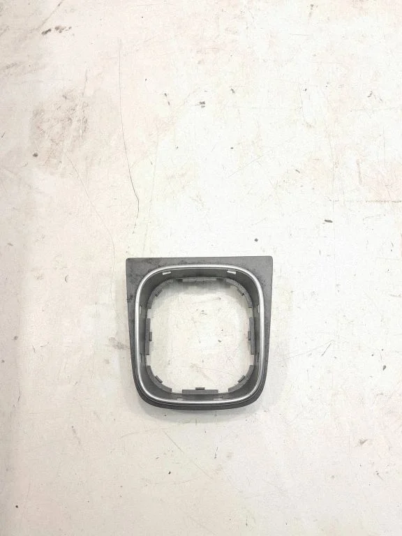 Pavarų perjungimo svirties apdaila (plastikinė)