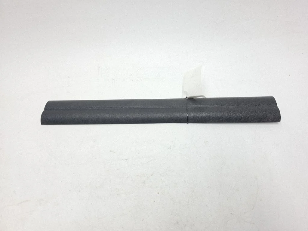 Front sill trim cover 17365810