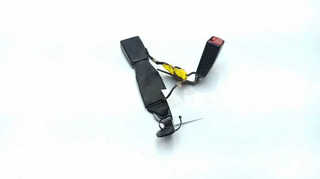 Rear seatbelt buckle – Mercedes-Benz C-Class AMG W204 (2007-2014)