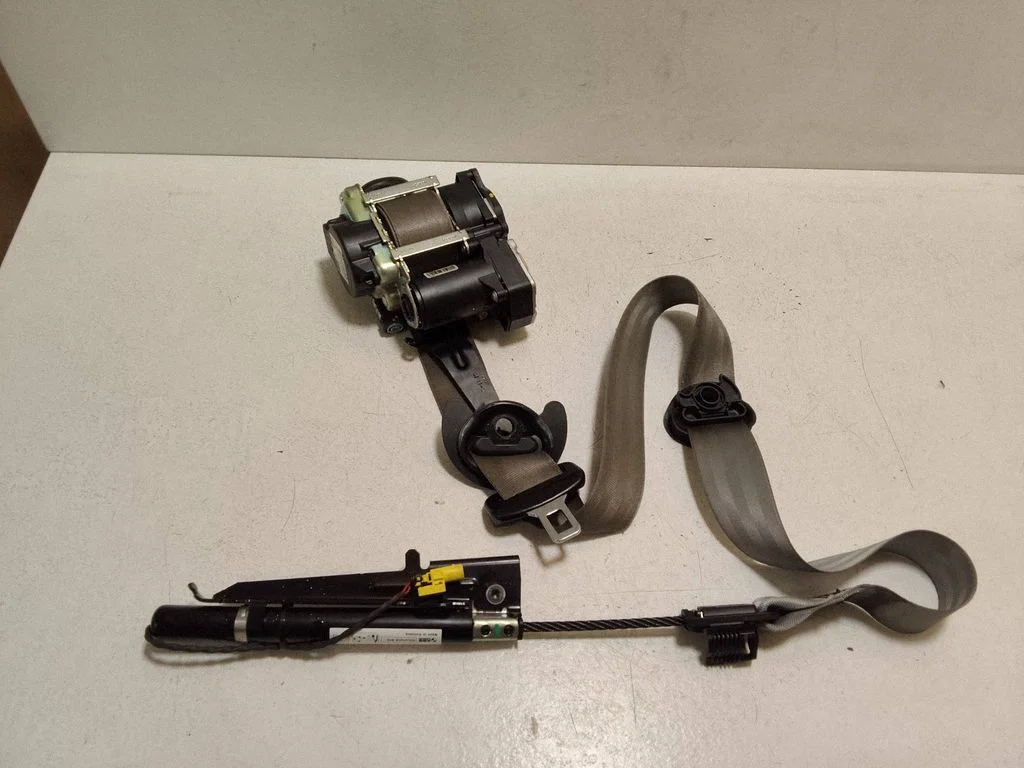 Front seatbelt 4M0857705E