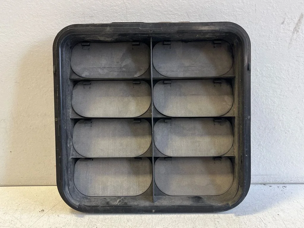 Quarter panel pressure vent 4M0819181