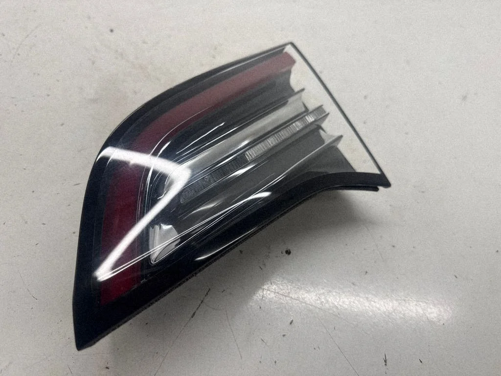 Tailgate rear/tail lights 107740200D