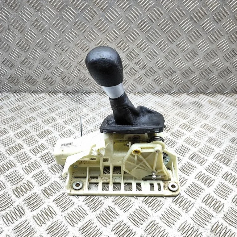 Gear selector mechanism 31367609