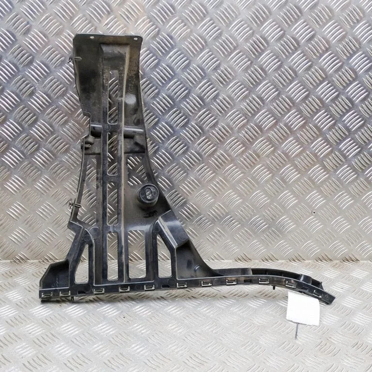 Rear bumper mounting bracket