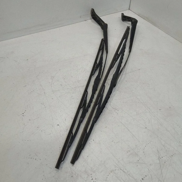 Windshield/front glass wiper blade