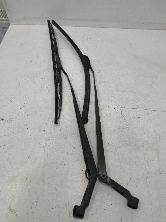 Windshield/front glass wiper blade