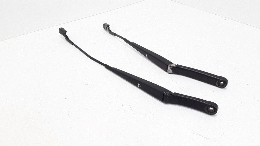 Windshield/front glass wiper blade