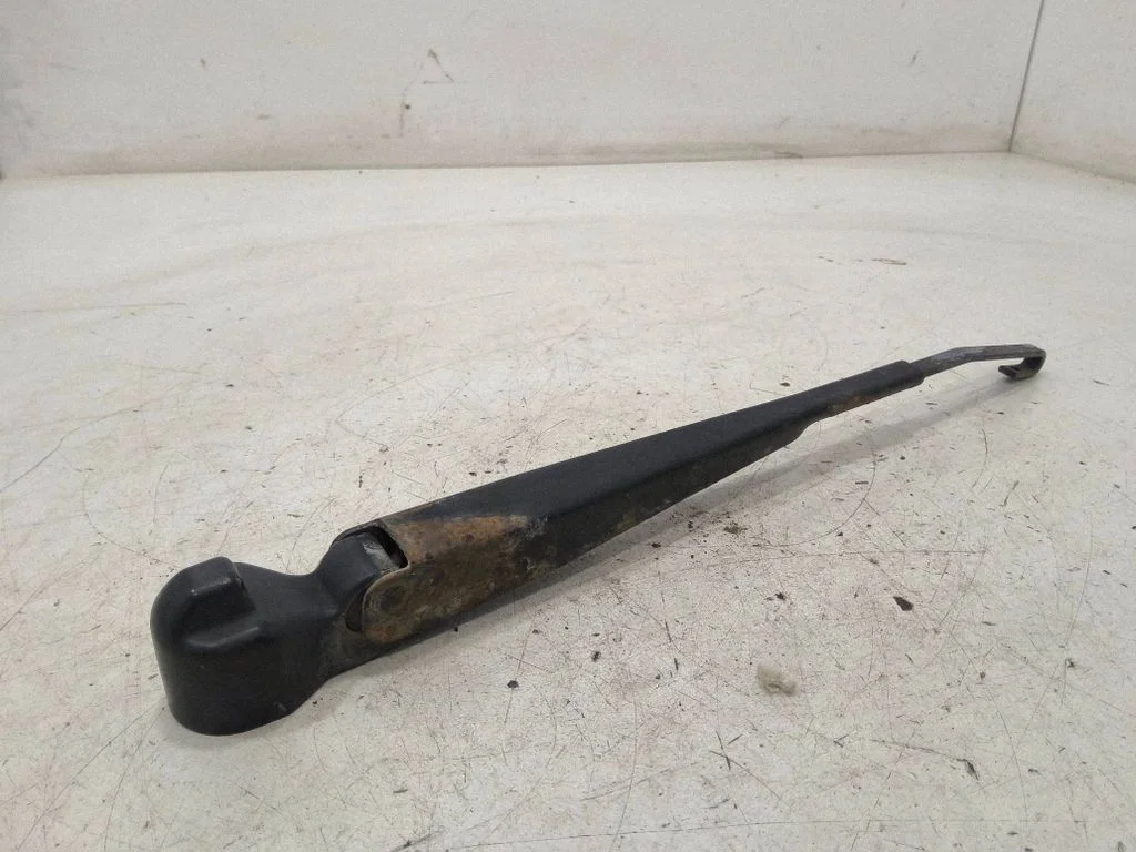 Rear wiper blade arm