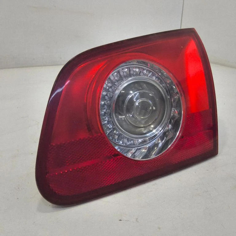 Tailgate rear/tail lights – rear right