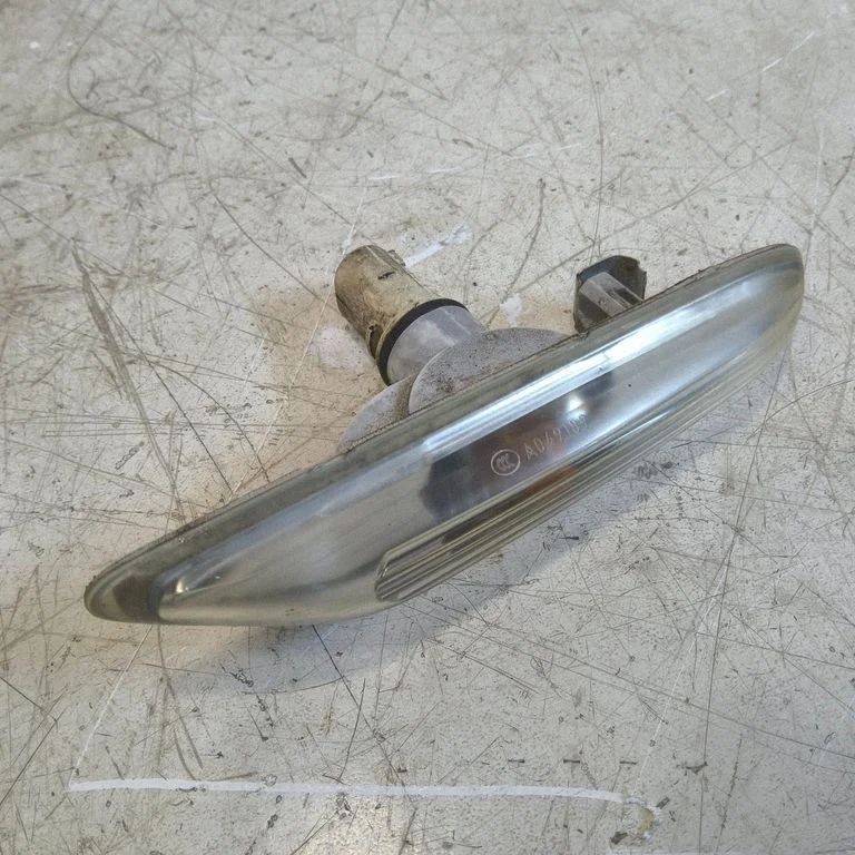 Front fender indicator light 165741