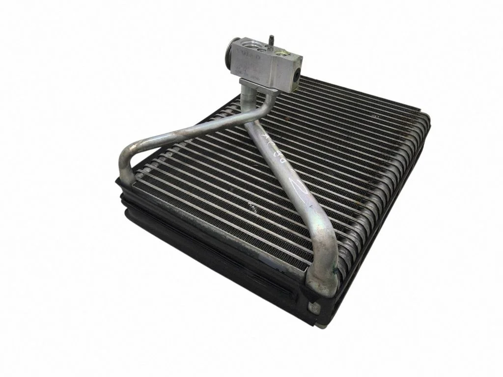 Kliimaseadme radiaator (salongis) – eesmine