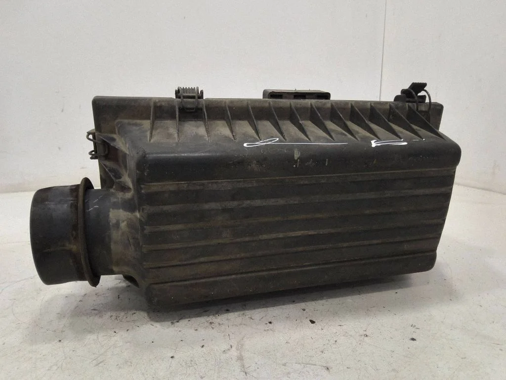Air filter box – front