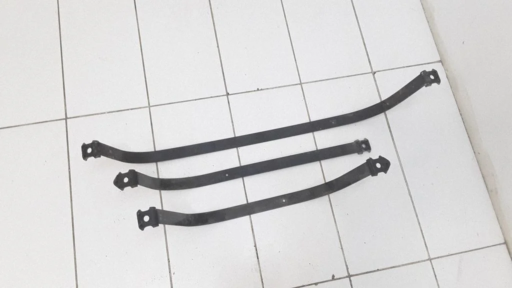 Fuel tank mounting bracket