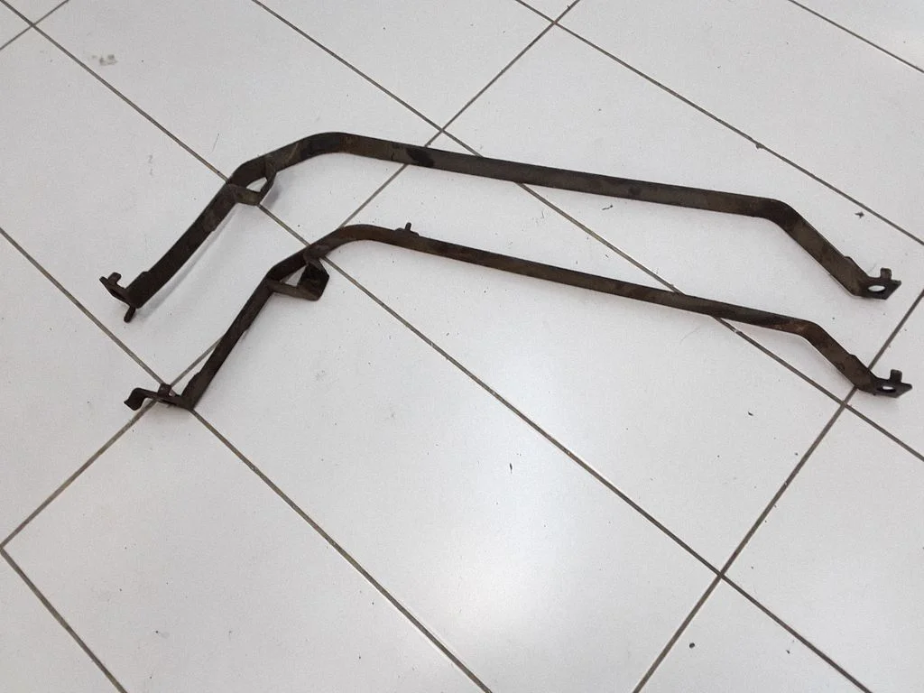 Fuel tank mounting bracket