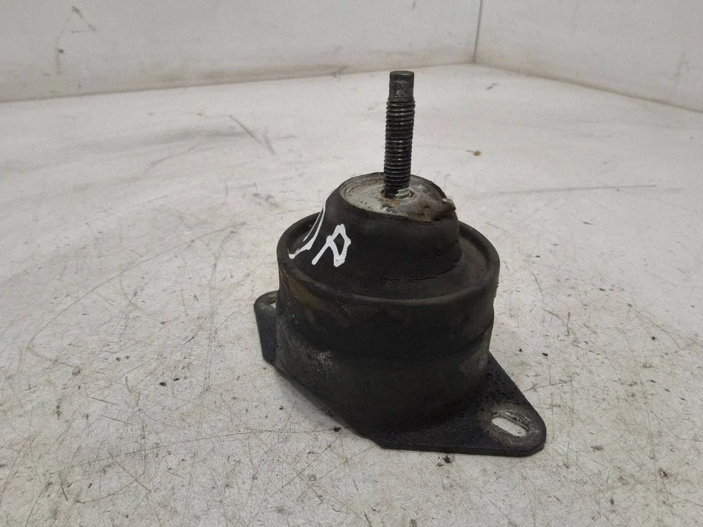 Engine mount bracket – front right