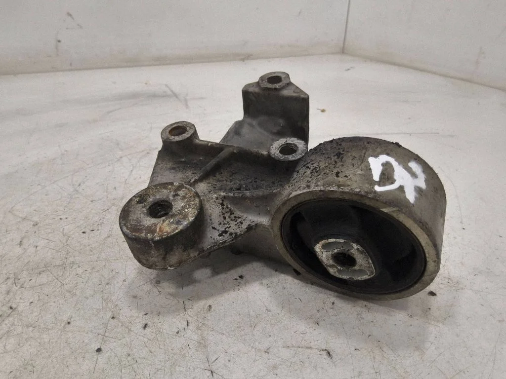 Engine mounting bracket – front right